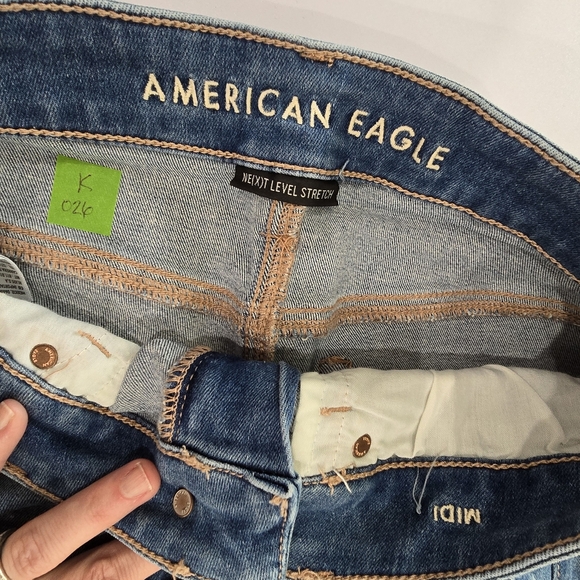 Size 4 AE midi shorts with eyelet lace pocket detail - Picture 4 of 5